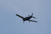 Morten 8 mai 2022 - LN-TFV besøker Høyenhall, dem flyr en Piper PA28-181 Cherokee Archer III fra 1999