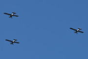 Morten 8 mai 2022 - Tre Piper L-4 Grasshopper i formasjon over Høyenhall