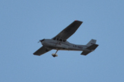 Morten 2 mars 2022 - LN-NRO besøker Høyenhall, det er Nedre Romerike Flyklubb som kommer med sin Cessna 172S Skyhawk