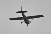 Morten 12 oktober 2022 - LN-NFA over Høyenhall, her kom jeg litt for sent ut, men det er Sameiet LN-NFA som er ute med sin Cessna 182Q Skylane fra 1978