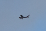 Morten 18 oktober 2022 - Cessna 172 over Høyenhall, den er for langt unna og jeg har et par valg her
