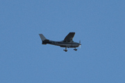 Morten 18 oktober 2022 - LN-NFA over Høyenhall, det er Sameiet LN-NFA som er ute med sin Cessna 182Q Skylane fra 1978