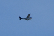 Morten 21 september 2022 - LN-NPK over Høyenhall, nå syns jeg at Anne og Lars Erik flyr veldig høyt med sin Cessna 172B Skyhawk fra 1961