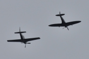 Morten 3 september 2022 - Biltema Airshow besøker Høyenhall, jeg siterer igjen: I tillegg til Spitfire inngår også det klassiske amerikanske jagerflyet P-51D Mustang i Biltema Airshow. ”Spitfiren veier mindre enn Mustangen, noe som gjør den smidigere i luften. I tillegg gir vingens utforming Spitfiren bedre egenskaper i lave hastigheter. Mustang har metallpropell med mer masse enn trepropellen i Spitfire. Det merkes ikke minst når man starter motoren. Mens Mustangen går i gang litt sakte, starter Spitfiren straks