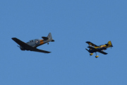 Morten søndag 4 september 2022 - LN-TEX og  SE-XZA over Høyenhall,  så Norwegian Spitfire Foundation som kommer med en North American T-6G Harvard fra 1944 er veldig grei