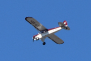 Morten 17 april 2023 - LN-AEH besøker Høyenhall, det er Stein som er ute med sin Piper PA-18-150 fra 1966