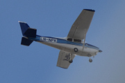 Morten 4 april 2023 - LN-NPK besøker Høyenhall, men nå flyr du over taket og jeg hører et helikopter...