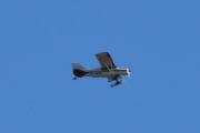 Morten 5 april 2023 - LN-AEW over Høyenhall, det er Nome Flyklubb som kommer med sin Maule MX7-180 fra 1986 og skal tydeligvis en tur på fjellet siden den har ski på seg