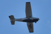 Morten 18 august 2023 - LN-BDL besøker Høyenhall, dem legger seg i posisjon med sin Cessna 172P Skyhawk II fra 1980