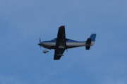 Morten 2 august 2023 - LN-VEL over Høyenhall, jeg må sitere litt her. Cirrus SR22 er en enmotors fire- eller femseters komposittfly bygget fra 2001 av Cirrus Aircraft fra Duluth, Minnesota. Det er en utvikling av Cirrus SR20, med større vinge, høyere drivstoffkapasitet og en kraftigere motor på 310 hestekrefter