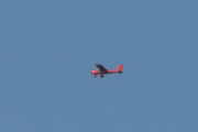 Morten 17 juni 2023 - Småfly over Flisa, den er rød på snuten og rød på halen, men dessverre alt for langt unna. Ja, jeg er på treff denne helgen