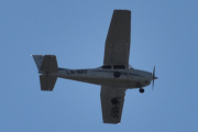 Morten 2 juni 2023 - LN-NRF besøker Høyenhall, dem kommer med sin Cessna 172 Skyhawk, som dem har to av