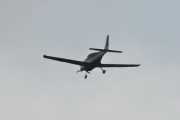 Morten 27 mai 2023 - Småfly over Høyenhall, dette var tidlig på selveste pinseaften. Jeg gjetter på en Cirrus SR22 siden den har nesehjul