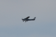 Morten 3 juni 2023 - Cessna 182P Skylane over Høyenhall, nå bare gjetter jeg på grunn av hjulene