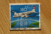 Så må jeg inn igjen å ta bilder av flere frimerker. Her fant jeg et med Swiss Air Lines sin HB-ILI som var en Douglas DC-4. Levert ny til Swissair i 1947 som HB-ILI. Solgt til Syrian Arab Airlines i 1958 som YK-AAR. Ble avskrevet 1. september 1960 i Kongo/Zaire, etter at flyet skled inn i elven Kongo