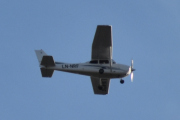 Morten 15 oktober 2023 - LN-NRF besøker Høyenhall, men så må jeg ut på verandaen igjen, det er Nedre Romerike flyklubb som kommer med sin Cessna 172S Skyhawk SP fra 2006