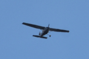 Morten 20 april 2024 - LN-NRO besøker Høyenhall, det er Nedre Romerike flyklubb som kommer med sin Cessna 172S Skyhawk SP fra 2009