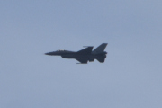 Morten 3 april 2024 - Jagerfly over Høyenhall, dette tror jeg er en General Dynamics F-16 Fighting Falcon som flyr her