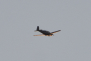 Morten 20 desember 2023 - LN-MAZ besøker Høyenhall, men vi ønsker dem God Jul, mens vi tar bilder av et politihelikopter som kommer langt der borte
