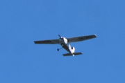 Morten 14 juli 2023 - LN-FAW besøker Høyenhall, det er Follo flyklubb som kommer med sin  Reims-Cessna F172N fra 1978
