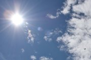 Morten 19 juli 2023 - LN-MTH besøker Høyenhall, det er Cessna flyet mitt jeg får sammen med solen...