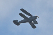 Morten 29 juli 2023 - LN-WNJ over Høyenhall igjen, samtidig som Cessna 170B flyr av gårde så kommer Øyvind med sin CASA 1.131E Bücker Jungmann fra 1960