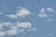 Morten 29 juli 2023 - To småfly over Høyenhall, men nå drar dem i hver sin retning, så da kan jeg ikke følge dem mer