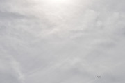 Morten 5 juli 2023 - LN-MTH over Høyenhall igjen, og her får vi deg med det lille som er av solen - men nå hører jeg en annen lyd også
