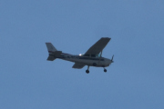 Morten 9 juli 2023 - LN-MTH over Høyenhall, det er Sameiet LN-MTH som er ute med sin Cessna 172N Skyhawk 100 II fra 1979. Vet dere hvor mange Cessna-er det har flydd over her? Minst 15 forskjellige, som alle er avhengig av Kjeller flyplass