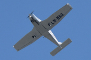 Morten 24 juni 2023 - LN-NAG besøker Høyenhall, det er Foreningen NAG som er ute med sin Piper PA-28-161 Warrior II fra 1978