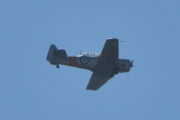 Morten 25 juni 2023 - LN-TEX over Høyenhall, men jeg vil grave litt dypere, så jeg siterer. North American AT-6 Texan er et treningsfly som ble brukt til videre utdannelse av piloter før de fikk trening på det flyet de skulle fly i tjeneste. AT var den amerikanske forkortelsen for Advanced Trainer, men etter 1948 fikk alle treningsfly prefikset T, og AT-6 Texan ble T-6 Texan. I britisk og kanadisk tjeneste fikk flyet navnet Harvard, og dette navnet ble brukt også blant annet i Norge
