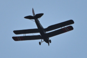 Morten 3 juni 2023 - LN-BDM over Høyenhall, vi kan jo sitere litt, mens den flyr over her. Mer enn 8700 Tiger Moth ble produsert, og de var i tjeneste som treningsfly frem til begynnelsen av 1950-årene, da de ble byttet ut med mer moderne maskiner. I dag finnes det ca. 250 flygedyktige Tiger Moth rundt om i verden, og disse er populære veteranfly som brukes til rekreasjonsflyging, enkel akrobatikkflyging, og rundflyginger med passasjerer