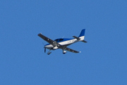 Morten 8 juni 2023 - LN-VEL besøker Høyenhall, jeg siterer. Cirrus SR22 er et av verdens mest solgte enmotorsfly og spesielt populær blant private piloter. Produsert siden 2001 i mer enn 7 modellvarianter, er den karakteristisk i sin klasse for sitt faste landingsutstyr og nødfallskjermsystem kjent som CAPS (Cirrus Airframe Parachute System)