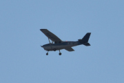 Morten 14 mai 2023 - LN-NPK over Høyenhall, så Anne og Lars som flyr med sin Cessna 172B Skyhawk fra 1961, er veldig like Morten og Tina som kjører rundt i sin Renault 6 TL fra 1975
