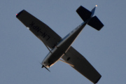 Morten 2 mai 2023 - LN-NPK besøker Høyenhall, det er Anne og Lars som kommer med sin Cessna 172B Skyhawk fra 1961