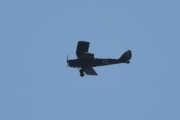 Morten 20 mai 2023 - LN-BDM over Høyenhall, her kommer den. Det er Nedre Romerike Flyklubb - Veteranflygruppa som er ute med sin Tiger Moth med nummer 153 på siden