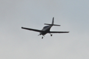 Morten Pinseaften 27 mai 2023 - Småfly over Høyenhall, dette var tidlig på selveste pinseaften. Jeg gjetter på en Cirrus SR22 siden den har nesehjul