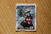 Jeg tok nemlig bilder av gamle frimerker, og her fant jeg et med Eddie Rickenbacker som var en Amerikansk jagerflypilot, jeg siterer: Edward Vernon Rickenberger (født 8. oktober 1890 i Columbus i Ohio i USA, død 23. juli 1973 i Zürich i Sveits) var et amerikansk flyveress i den første verdenskrig som fikk Æresmedaljen for sine bragder som jagerflypilot. Han ble det beste flyveresset fra USA under luftkampene med 26 nedskytninger, deriblant observasjonsballonger som oftest var godt beskyttet