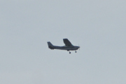 Morten 2 oktober 2023 - LN-MTH over Høyenhall, klokken er 11.54 og nå bare gjetter jeg. Jeg tror det er Sameiet LN-MTH som er ute med sin Cessna 172N Skyhawk 100 II fra 1979