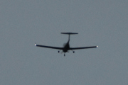 Morten 25 oktober 2023 - Diamond DA-40 over Høyenhall, dem flyr så stille og jeg har verandadøren lukket. Men det kan være Oslo Flyveklubb, den er uten hjulskjermer