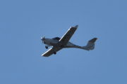Morten 17 september 2023 - LN-FTS over Høyenhall, mens jeg tar bilde av Norsk Luftambulanse så kommer Oslo Flyveklubb med sin Diamond DA-40 NG Sierra fra 2016
