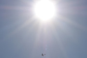 Morten 17 september 2023 - LN-FTS over Høyenhall, jeg rekker å få med solen før jeg må følge helikopteret igjen
