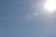 Morten 17 september 2023 - LN-NEZ klokken 14.19 besøker Høyenhall, det er Turfly som er ute med sin Diamond DA-40 Diamond Star fra 2003. Her for vi med solen også
