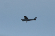Morten 17 september 2023 - To småfly over Høyenhall, jeg er ganske sikker på at dette er LN-NRO som er en Cessna 172 Skyhawk fra 2009