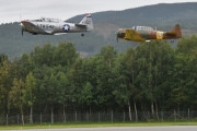 Morten 3 september 2023 - Telemark Airshow 2023 begynner, klokken er 09.51 og LN-PFX som er en Canadian Car and Foundry T-6 Harvard Mk. 4 fra 1952 og LN-WNH som er en North American AT-6D Harvard fra 1943 tar av