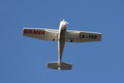 Morten 30 september 2023 - LN-FAW besøker Høyenhall, her kommer Follo Flyklubb litt overaskende på meg mens jeg pusler i hagen. Dem kommer med sin Cessna-Reims F172N fra 1978 og det står BRANN under vingen. Dette flyet ble bygget i Frankrike av Reims Aviation som hadde en samarbeidsavtale med Cessna Aircraft Company på den tiden