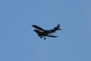 Morten 30 september 2023 - LN-MAX over Høyenhall, jeg må bare sitere litt. de Havilland DH 82 Tiger Moth, er et britisk todekker skolefly konstruert av de Havilland. Det ble blant brukt av det britiske flyvåpen, Royal Air Force, som skolefly. Det forble i tjeneste hos RAF fram til 1950, da mange av flyene ble solgt til sivile eiere. Flere er fortsatt i bruk som veteranfly - selvfølgelig finner du dem på Kjeller flyplass - ikke sitert :-)