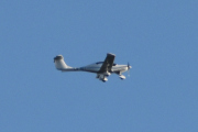 Morten 6 september 2023 - LN-NEZ over Høyenhall, det er Turfly som er ute med sin Diamond DA-40 Diamond Star fra 2003