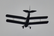 Morten 7 september 2023 - LN-KAY over Høyenhall, det var to Tiger Moth i programmet, og han her flyr gjerne opp ned