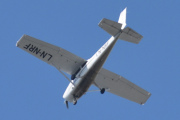 Morten 19 mai 2023 - LN-NRF besøker Høyenhall, det er Nedre Romerike Flyklubb som kommer med sin Cessna 172 Skyhawk